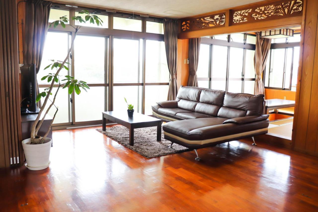 Condominium Hotel Mihama Upi Chatan Buitenkant foto